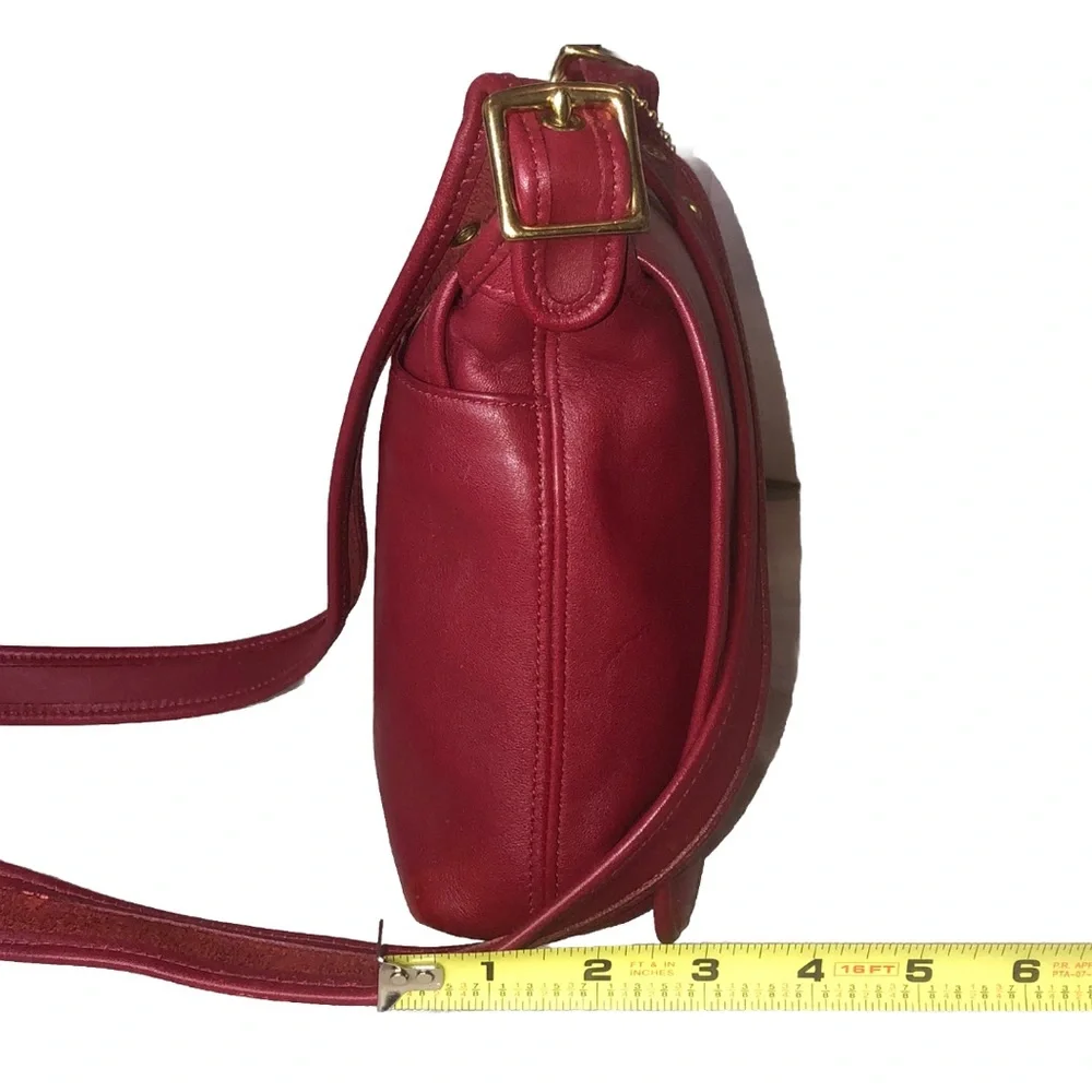 Vintage COACH COMPANION Red Gloved Tanned Turn Lock Crossbody Bag USA 9715